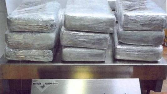 Droga estava escondida em malas e duas pessoas foram presas