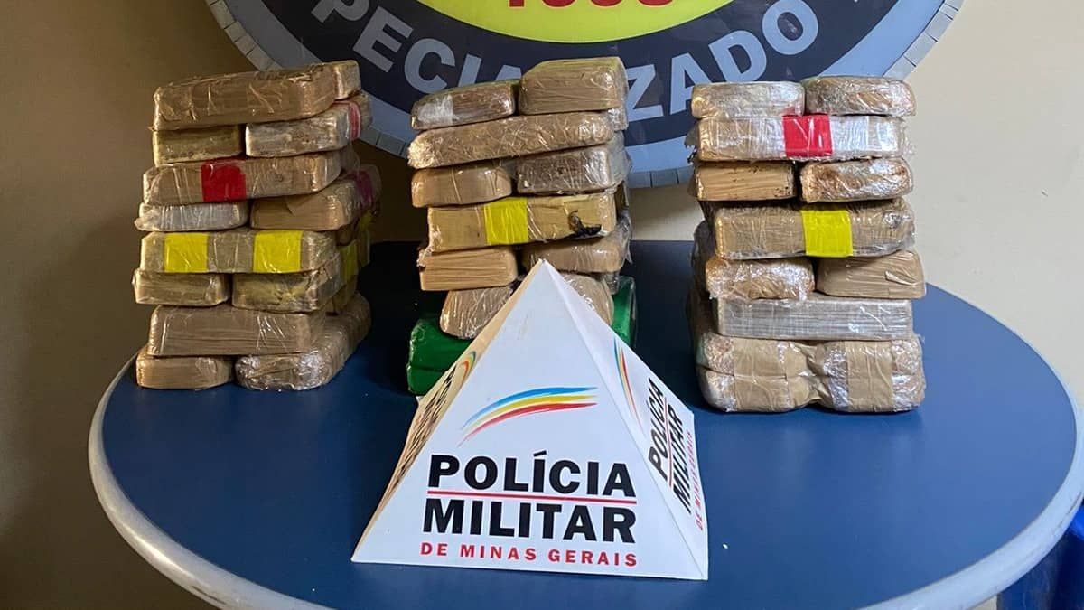 Vídeo: PM encontra barras de crack avaliadas em R$ 1,5 milhão enterradas em Esmeraldas