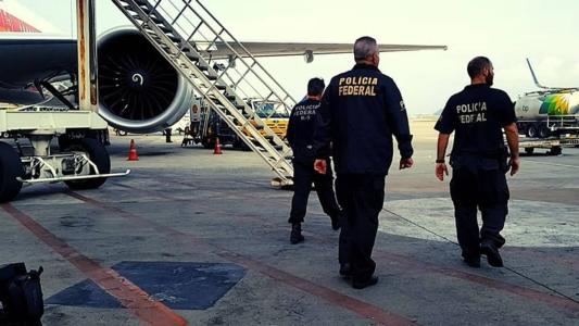 Droga estavam em fundo falso das malas de passageiros