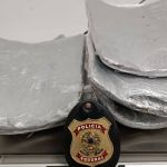 Mulher desembarca em BH com três quilos de droga colados na perna e é presa