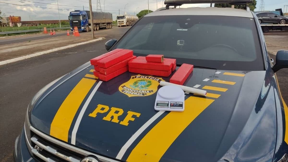 Casal é preso na BR-365 levando 11 Kg de maconha em Honda Civic 