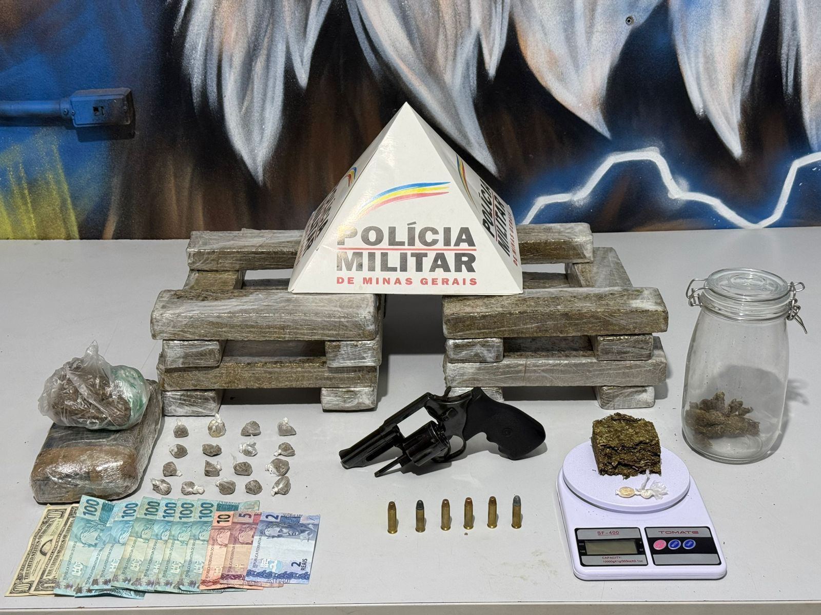 Perseguição termina com seis presos por tráfico, arma ilegal e direção perigosa em Ipatinga