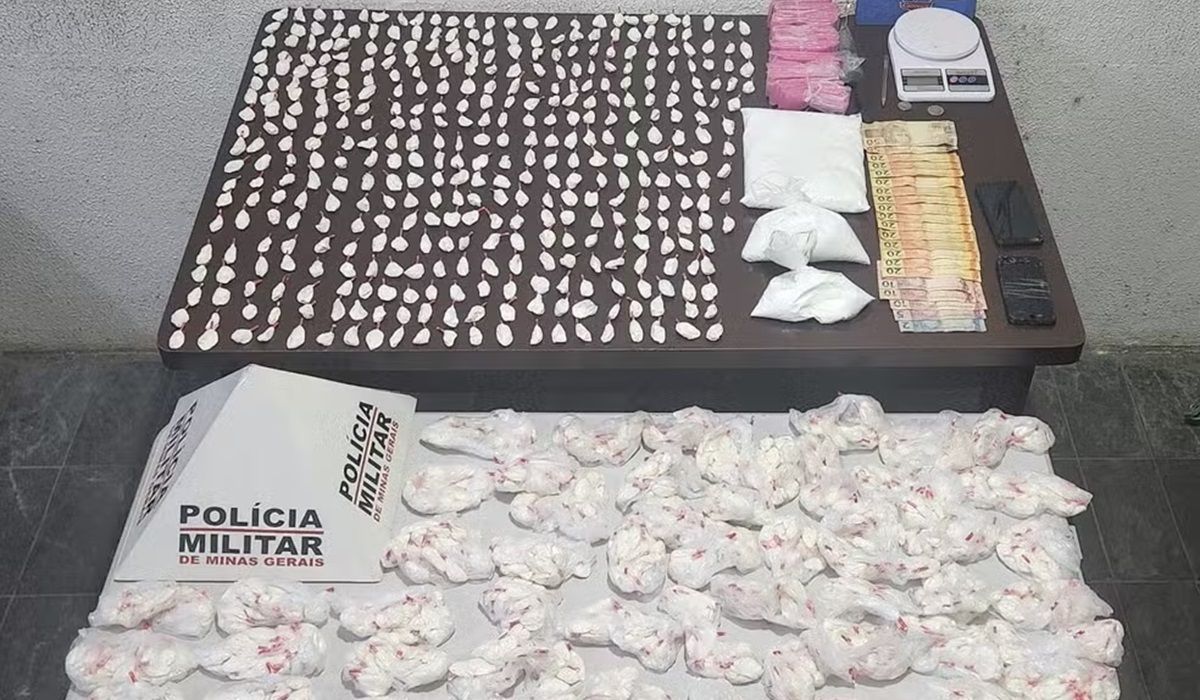 Criminoso com tornozeleira eletrônica é preso vendendo drogas dentro de casa em MG