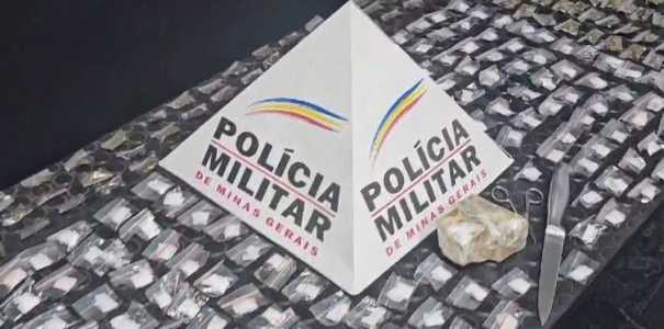 Ao realizar a abordagem, os suspeitos negaram que estavam com o veículo, mas o frentista do posto confirmou que eles tinham acabado de abastecer o carro.