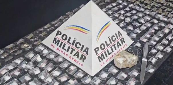 Ao realizar a abordagem, os suspeitos negaram que estavam com o veículo, mas o frentista do posto confirmou que eles tinham acabado de abastecer o carro.