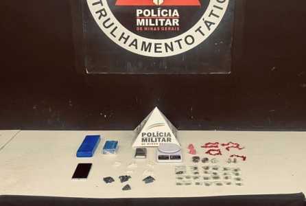 Ao realizar a abordagem, os suspeitos negaram que estavam com o veículo, mas o frentista do posto confirmou que eles tinham acabado de abastecer o carro.