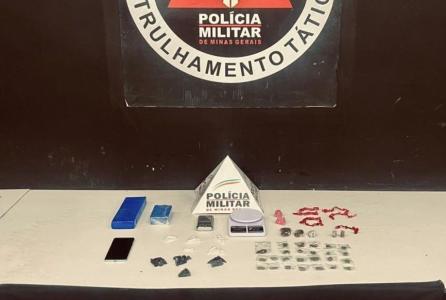 Ao realizar a abordagem, os suspeitos negaram que estavam com o veículo, mas o frentista do posto confirmou que eles tinham acabado de abastecer o carro.