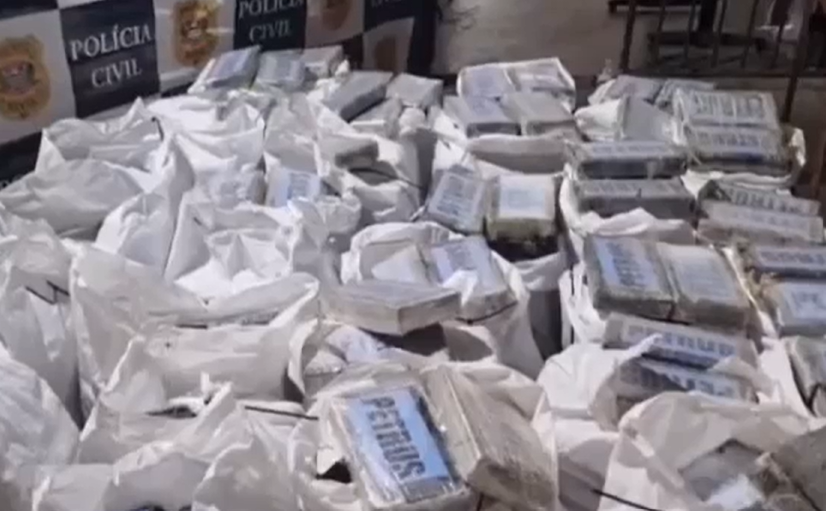 Polícia encontra 1 tonelada de cocaína durante buscas por policial desaparecido no Guarujá