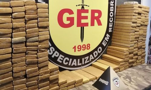 PMMG apreendeu 214 barras de maconha transportadas em carro em Juiz de Fora