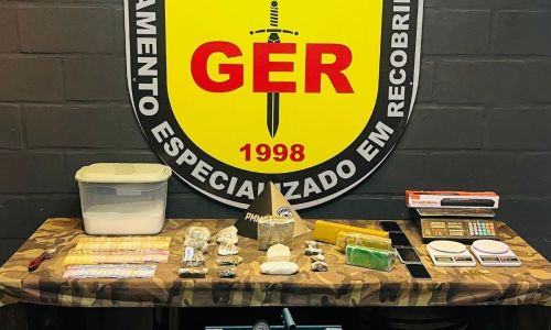 Drogas e materiais apreendidos durante operação no bairro grama Foto PMMG Divulgação.jpg