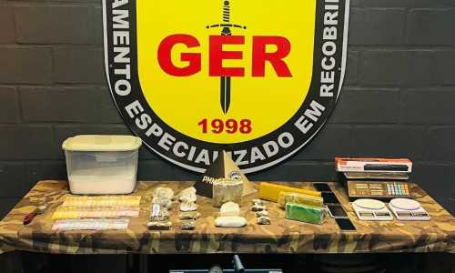 Drogas e materiais apreendidos durante operação no bairro grama Foto PMMG Divulgação.jpg