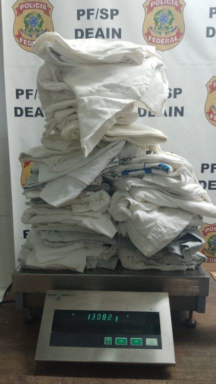 Mulher é presa no Aeroporto de Guarulhos com 13kg de roupas 'engomadas com cocaína'