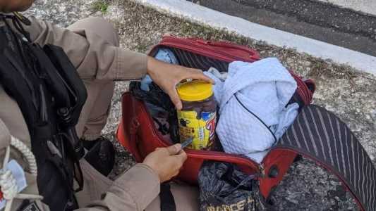 Drogas estavam dentro de pote de Toddy na mochila da suspeita