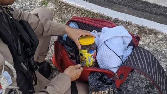 Drogas estavam dentro de pote de Toddy na mochila da suspeita