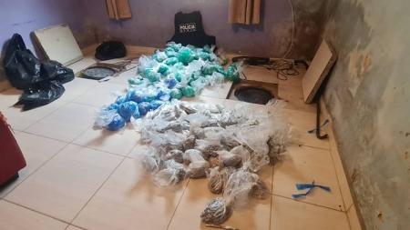 Drogas estavam enterradas em dois buracos no piso da casa