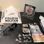 Polícia encontra drogas escondidas em mochila de criança e gaveta de roupa infantil em MG
