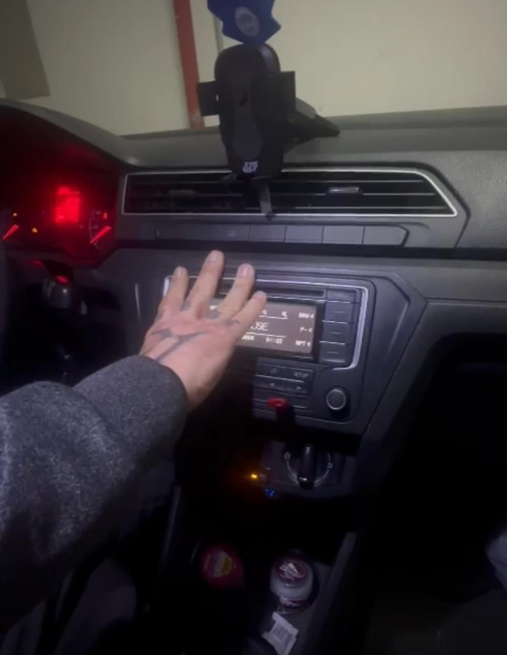 Polícia descobre pistola e oito tijolos de maconha escondidos em rádio de carro; assista ao flagrante