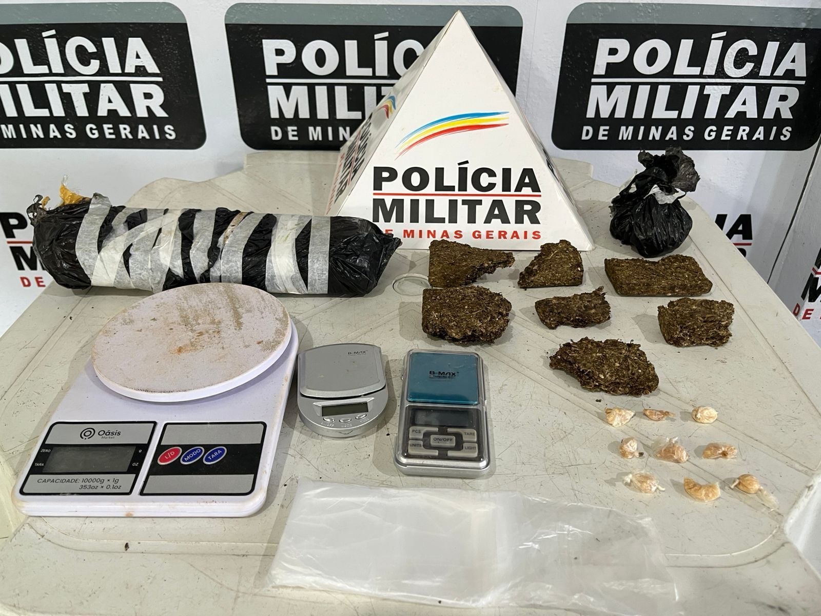 Operação policial após denúncias apreende drogas em Santana do Paraíso