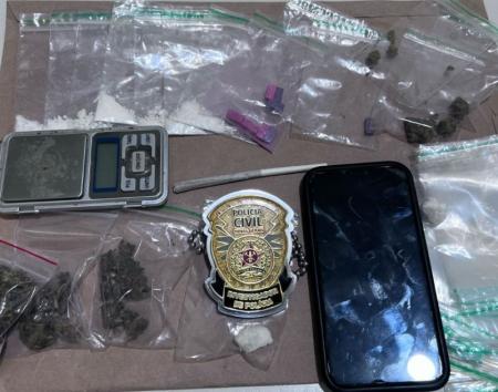 Cinco adultos foram presos e dois adolescentes apreendidos na madrugada desta quinta-feira em uma casa com drogas no Bairro Coqueiros, na Região Noroeste de Belo Horizonte.