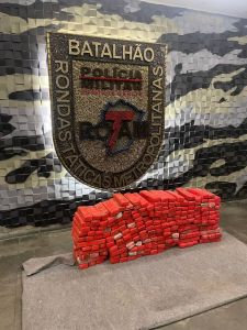 Cinco adultos foram presos e dois adolescentes apreendidos na madrugada desta quinta-feira em uma casa com drogas no Bairro Coqueiros, na Região Noroeste de Belo Horizonte.