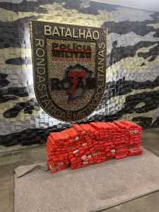 Cinco adultos foram presos e dois adolescentes apreendidos na madrugada desta quinta-feira em uma casa com drogas no Bairro Coqueiros, na Região Noroeste de Belo Horizonte.