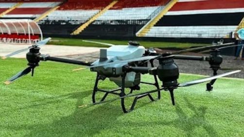 Drone gigante utilizado para o tratamento do gramado do Estádio Santa Cruz