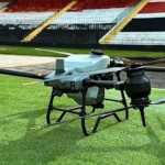 Clube paulista usa drone gigante para fazer tratamento de gramado; veja