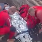 Homem cai de trilha em área costeira de SP e é resgatado por helicóptero; veja vídeo
