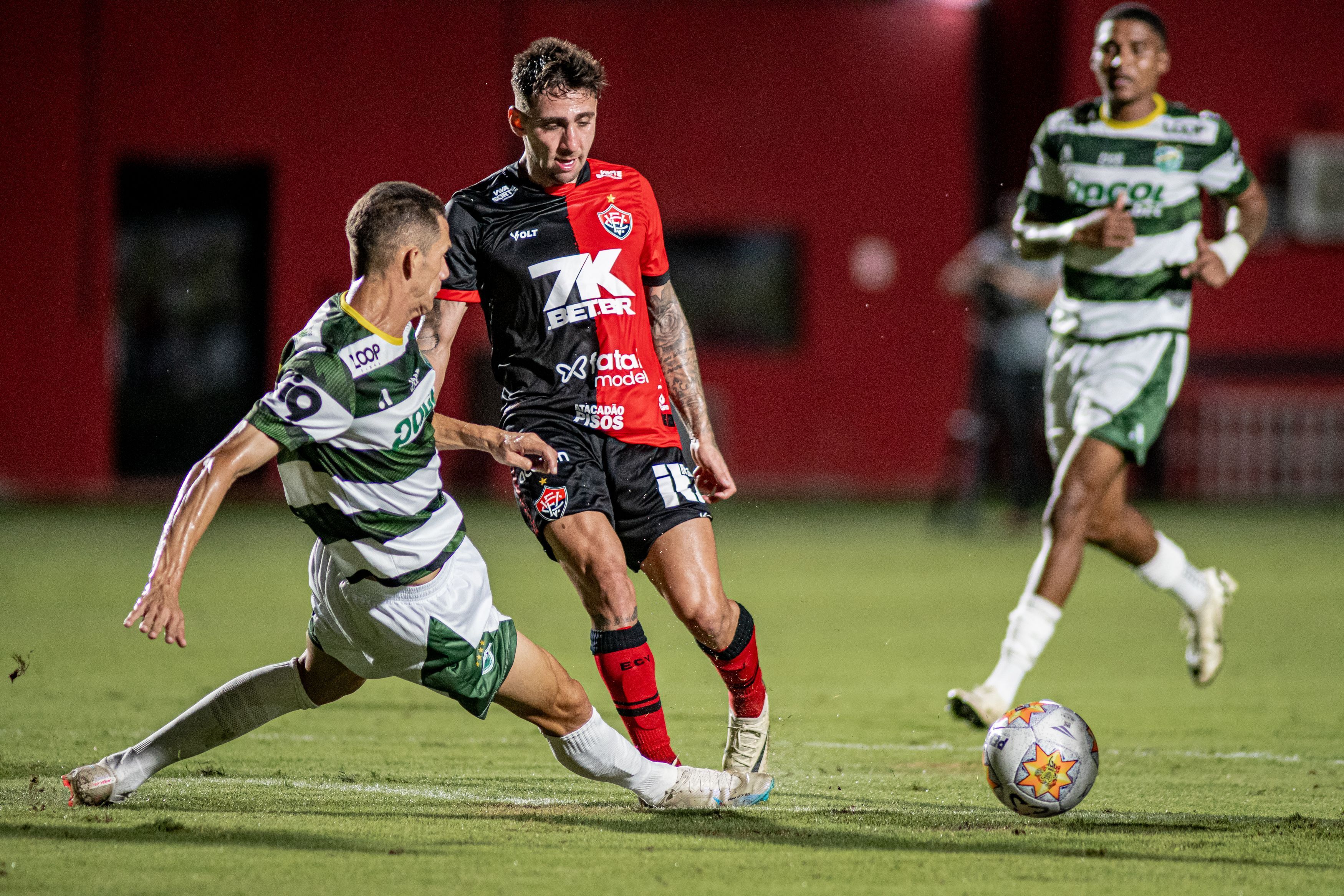 Vitória tropeça no Altos-PI e adia classificação na Copa do Nordeste