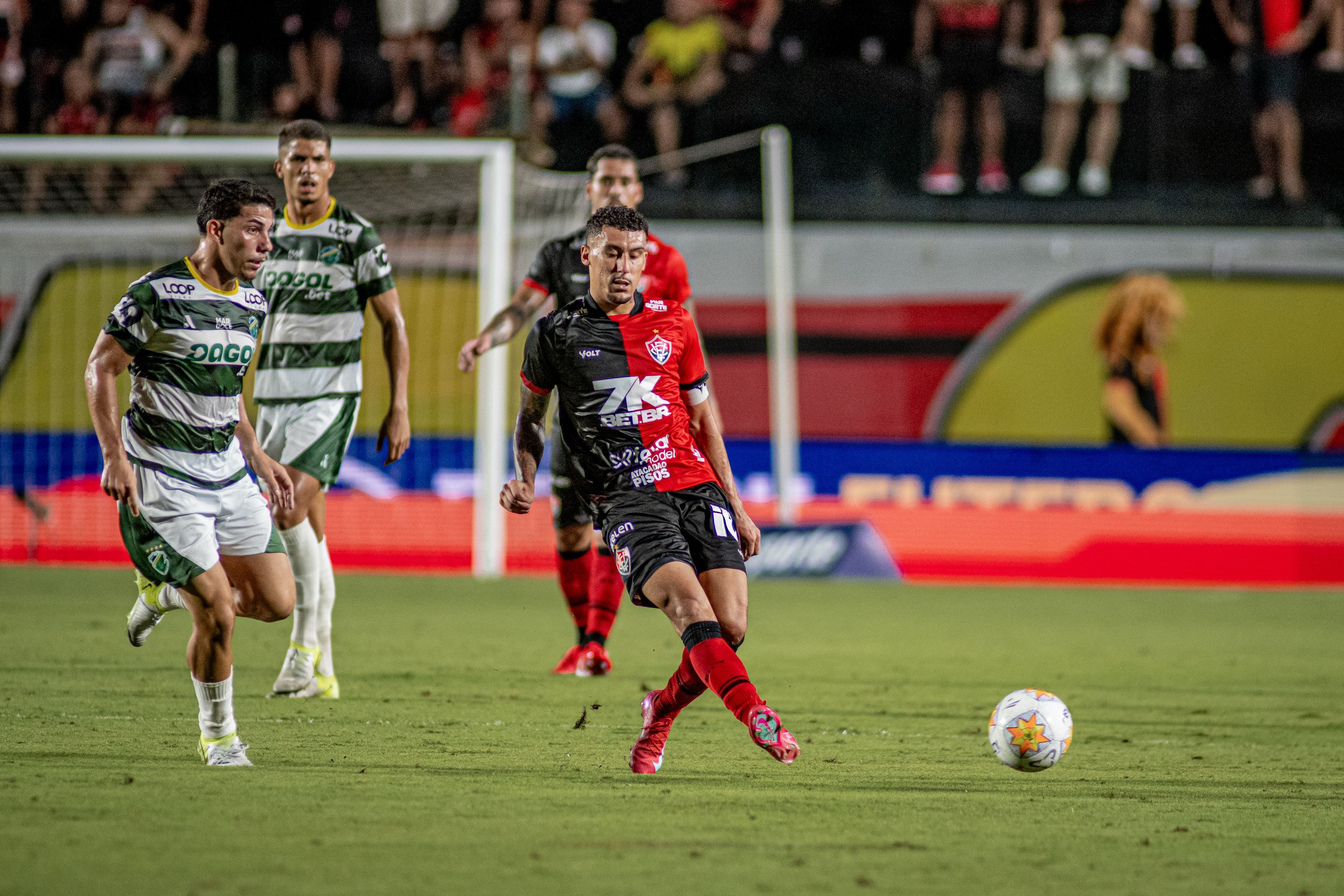 Suspenso, capitão do Vitória reclama de cartão e celebra empate no Barradão