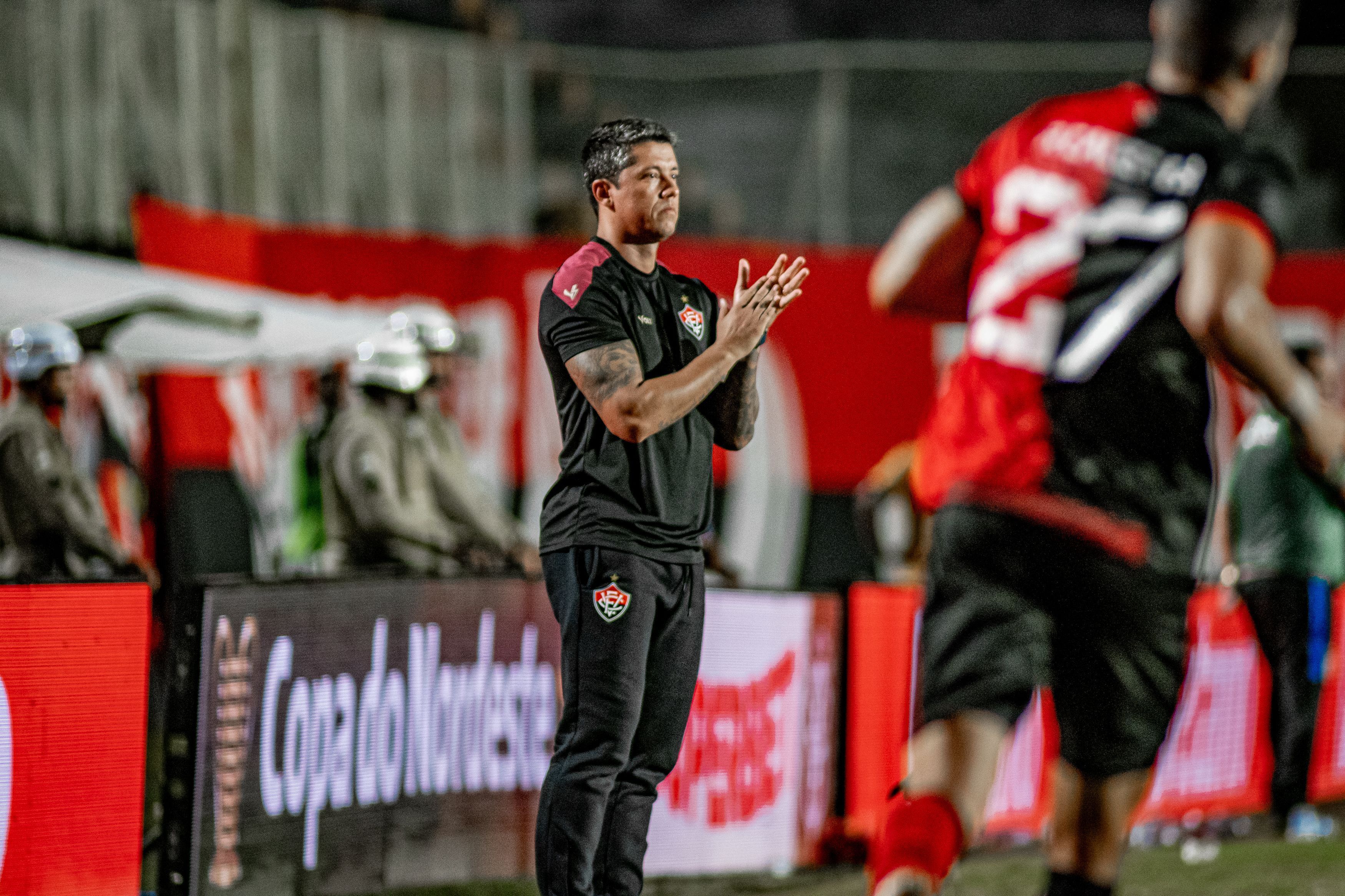 Invicto em 2025, Carpini critica atitude da torcida após empate do Vitória