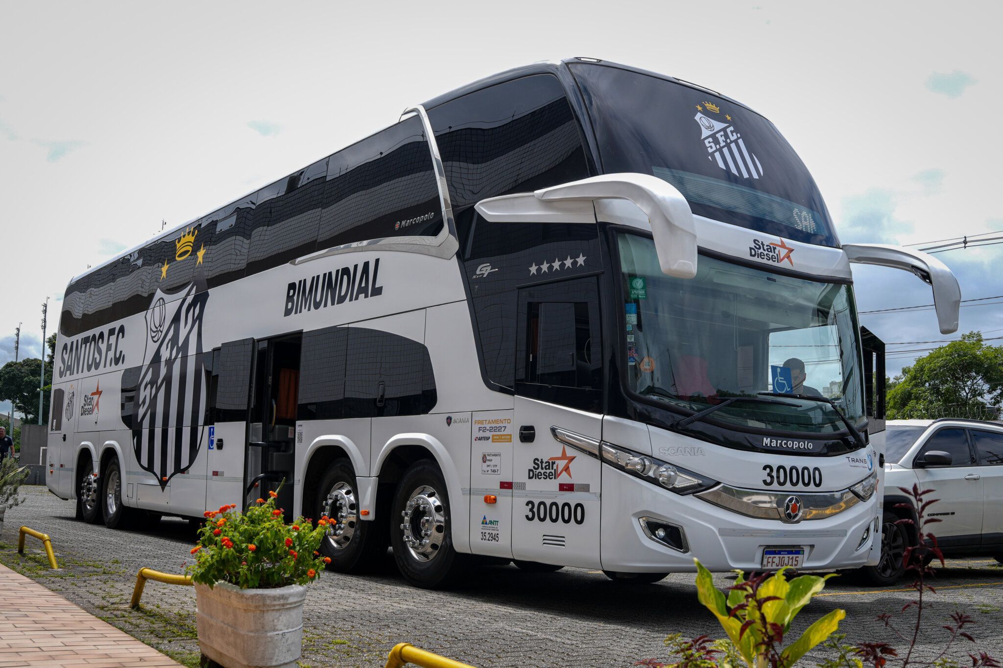 Cama exclusiva para Neymar? Entenda inovação no ônibus do Santos
