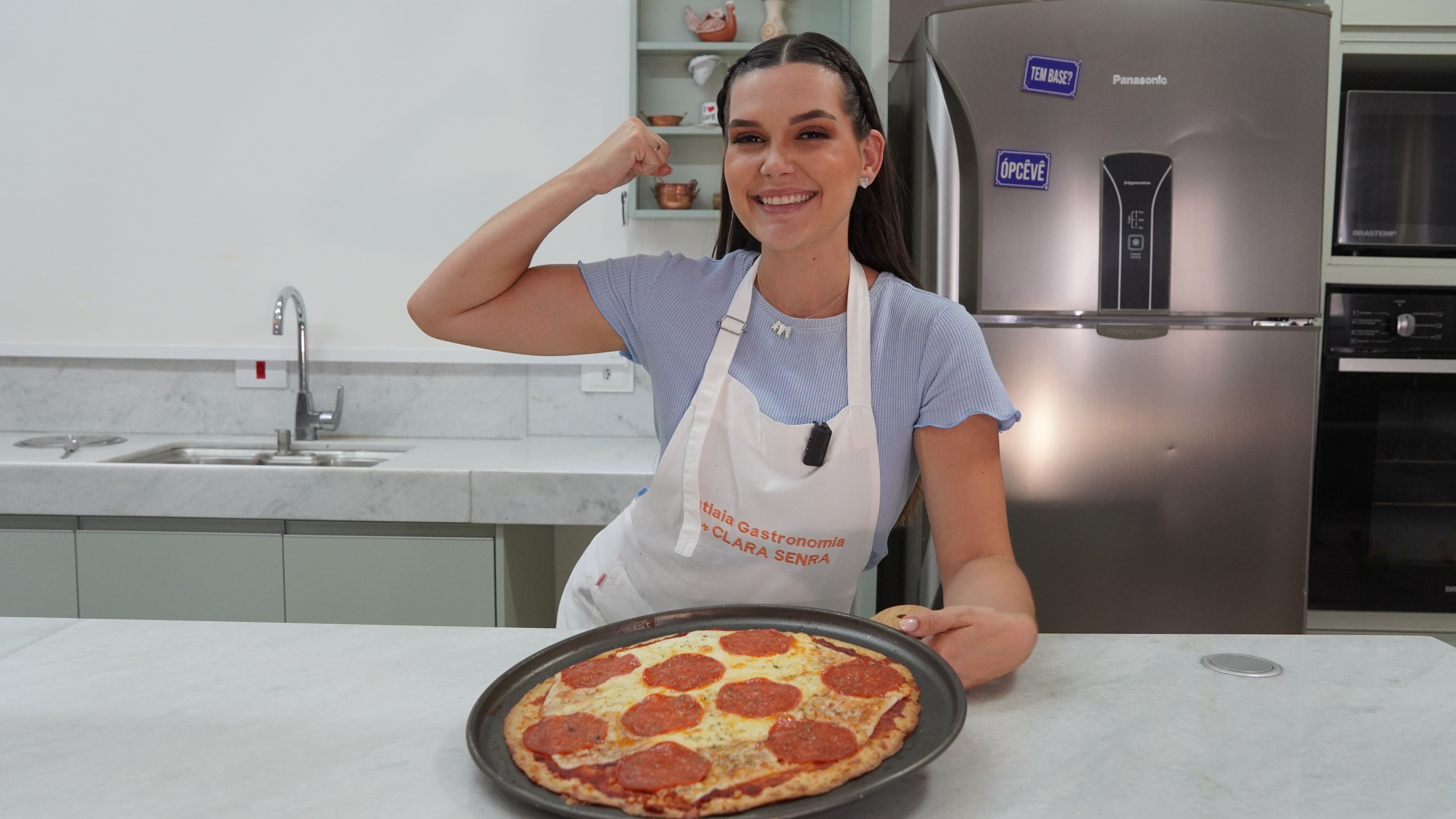 Pizza de calabresa com massa fitness; confira a receita