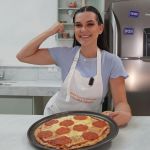 Pizza de calabresa com massa fitness; confira a receita