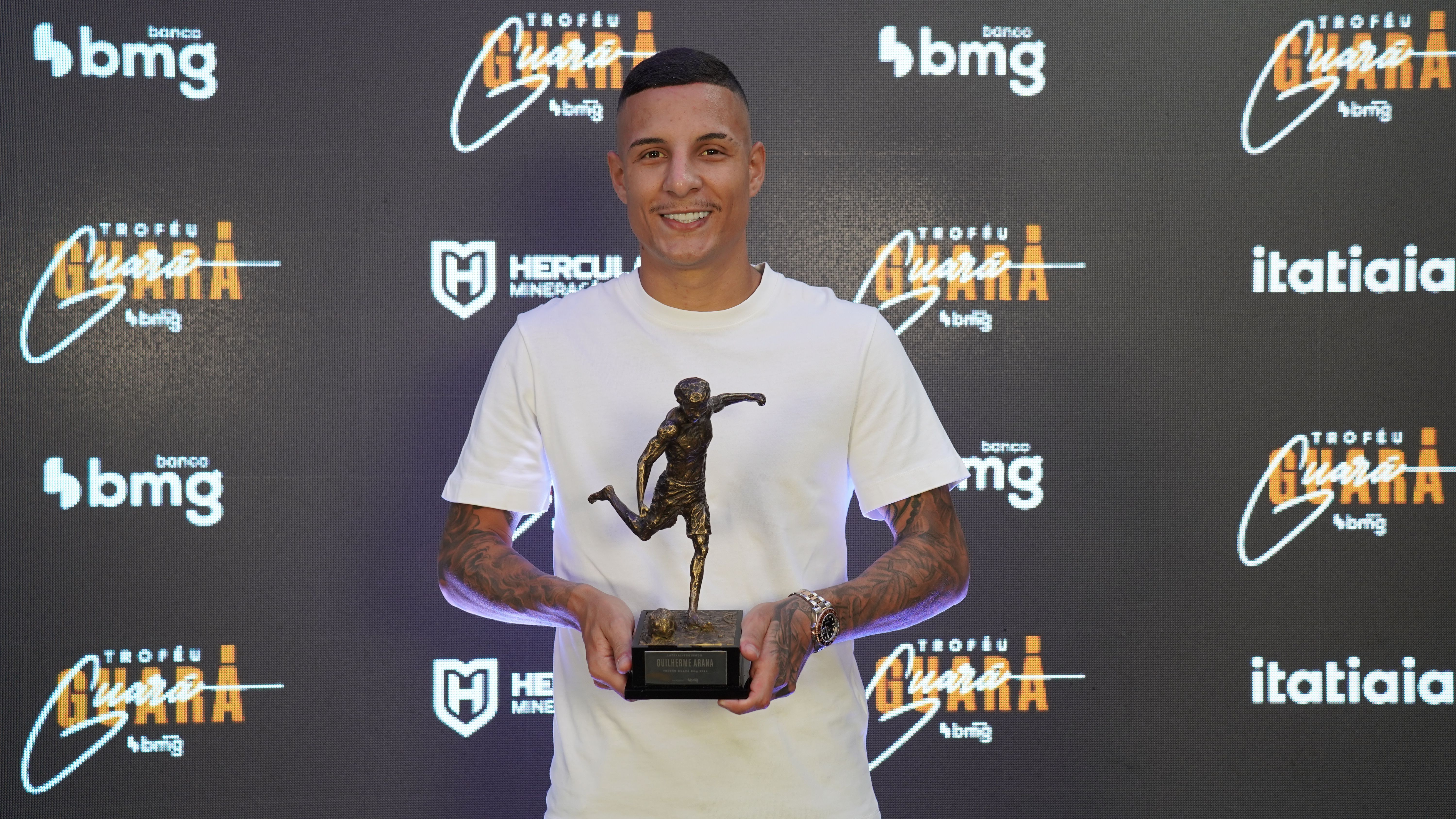 Guilherme Arana, do Atlético, celebra Troféu Guará Bmg e revela foco em Copa do Mundo