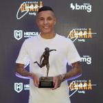 Guilherme Arana, do Atlético, celebra Troféu Guará Bmg e revela foco em Copa do Mundo