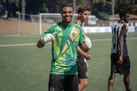 Atacante Cauã Soares defendeu o gol do Atlético por alguns minutos na vitória sobre o Cruzeiro