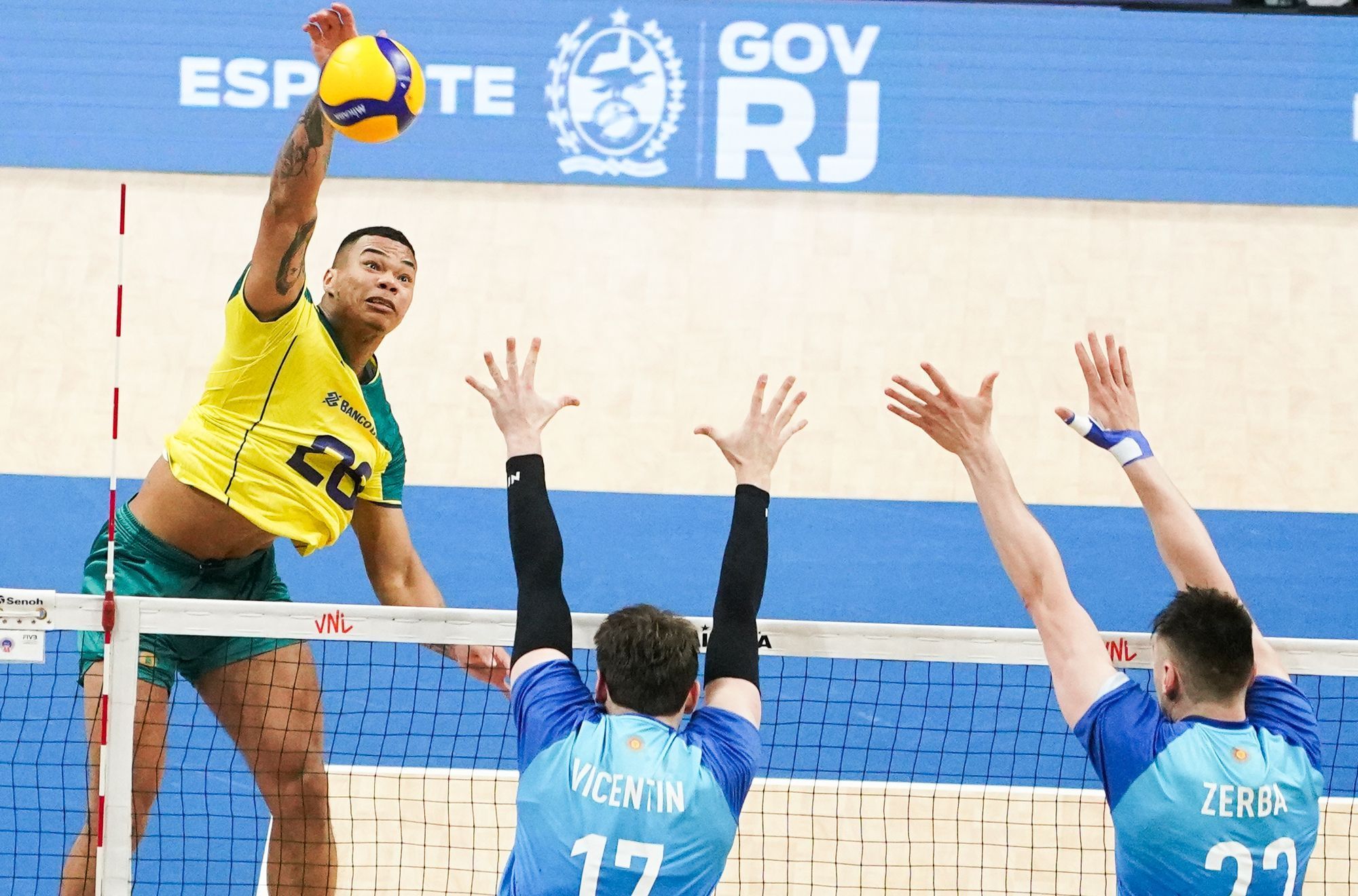 Brasil oscila, mas supera Argentina e vence a primeira na Liga das Nações