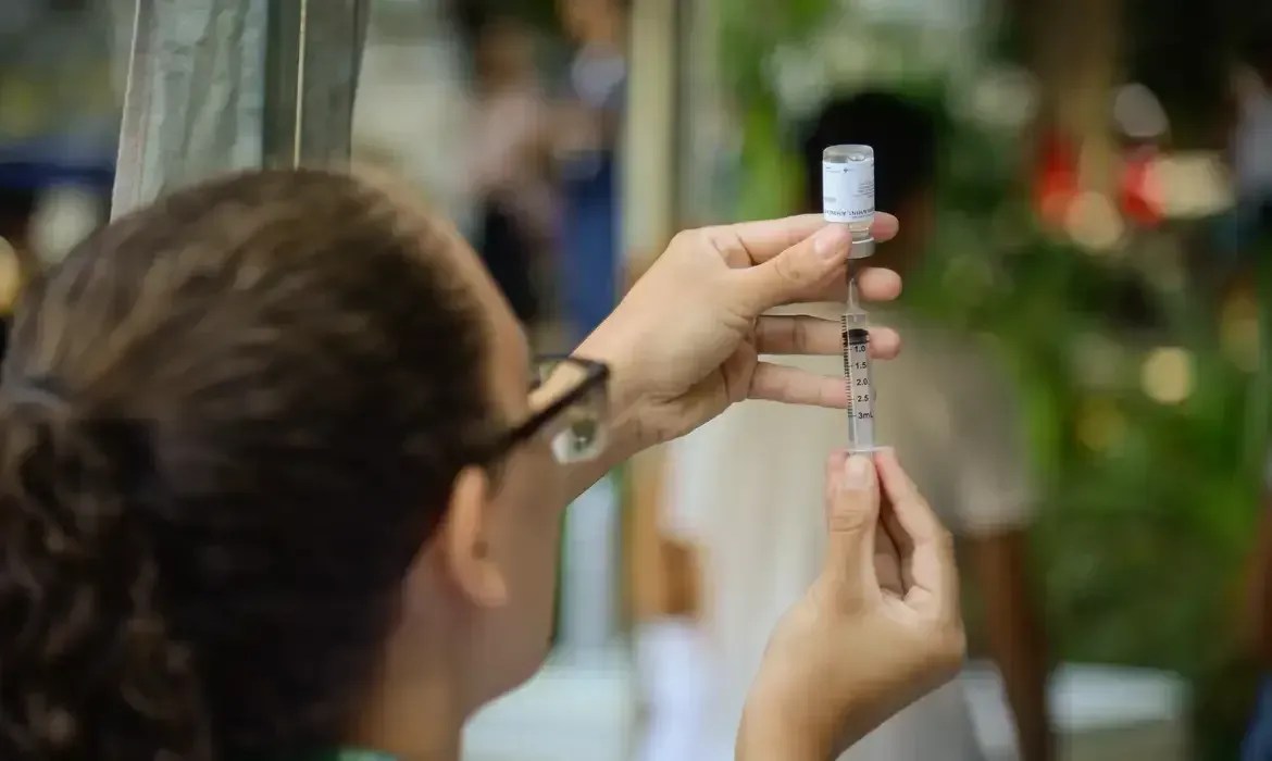 Vacina contra a dengue: crianças de seis e sete anos podem tomar a vacina a partir de hoje, em BH