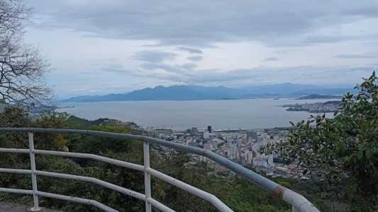 Vítima caiu no matagal logo abaixo do mirante