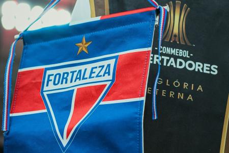 Flâmula do Fortaleza ao lado da logo oficial da Copa Libertadores