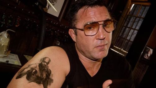 Chael Sonnen cumpre promessa e tatua Anderson Silva