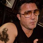 Astro do UFC cumpre promessa e tatua foto de Anderson Silva no braço; veja