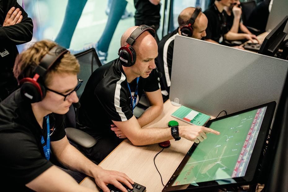 Árbitros da Premier League terão que revelar para qual time torcem; saiba o motivo
