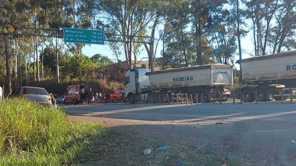 Domingo é marcado por acidentes e trânsito lento na BR-040, em MG