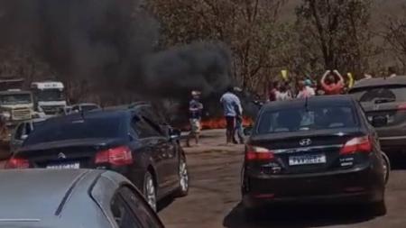 Cerca de 40 moradores do Conjunto Água Limpa, em Nova Lima, colocaram fogo em pneus e outros materiais e fecharam a rodovia