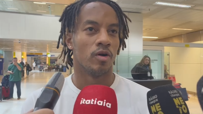 André Carrillo chega ao Brasil para assinar com Corinthians; jogador fala à Itatiaia