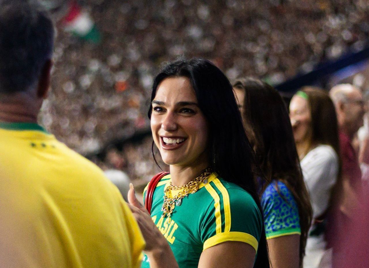 Dua Lipa toma atitude ao ver festa da torcida do Fluminense, e clube reage nas redes