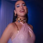 Dua Lipa canta em cima de salto gigante, e elenco de 'Barbie' invade pista em 'Dance The Night'; vídeo