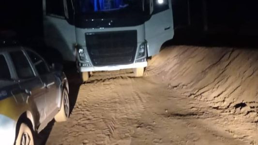 Duas carretas com essa extração ilegal de minério foram apreendidas